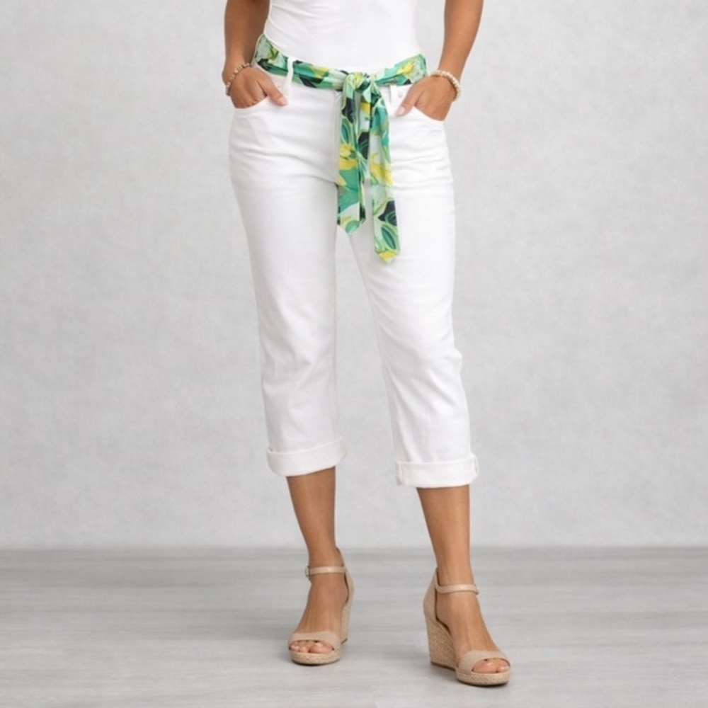 Z. Cavaricci White Capri-type pants with Vibrant Belt Size 8